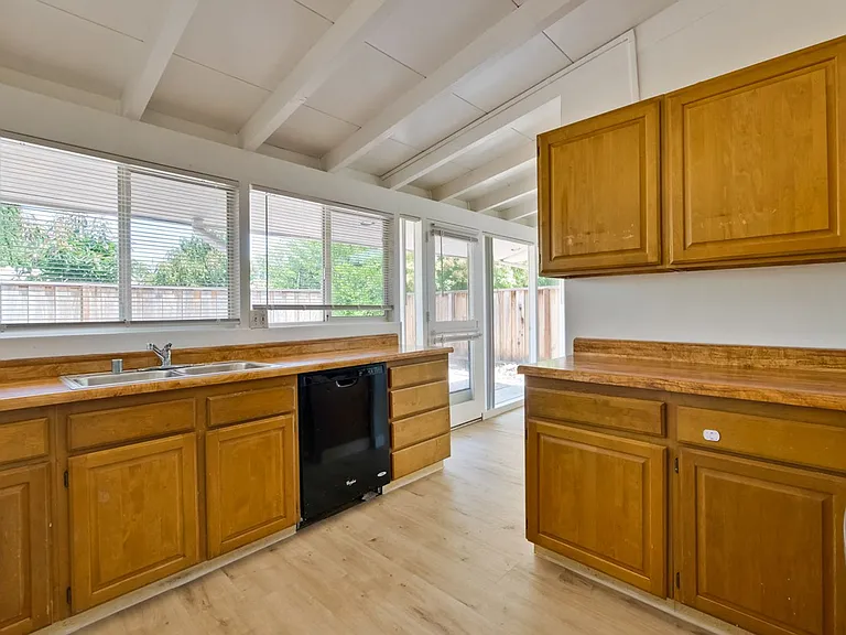 3049 Harding Ave — Photo 10