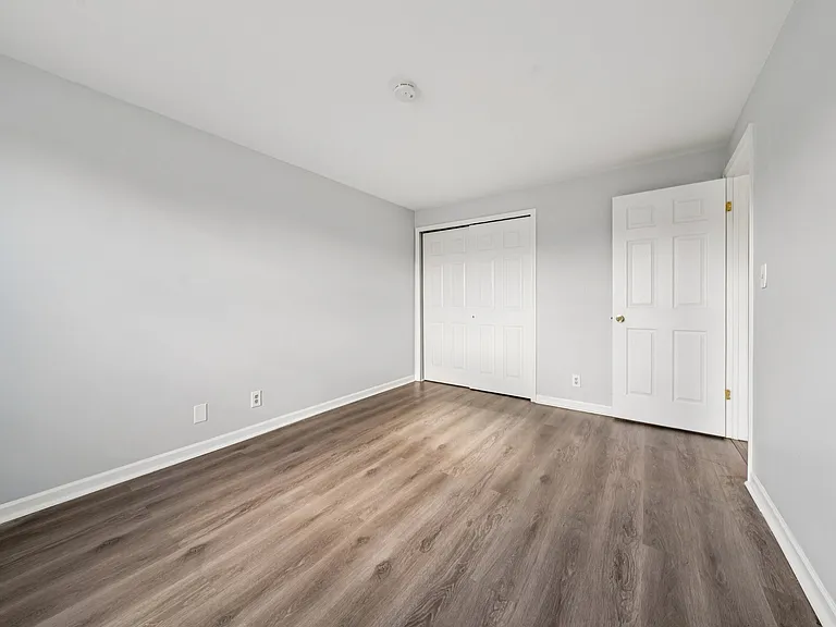 Manhattan Square Apartments — Photo 16