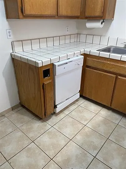 2 bed, 1.0 bath, 712 sqft, $1,399 — Photo 2