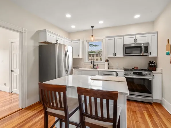 13 Darling St, Acushnet, MA 02743