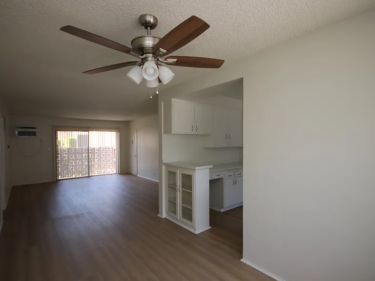 526 W Huntington Dr #J — Photo 8