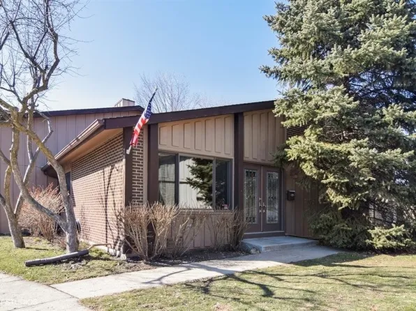 704 Circle Dr, Roselle, IL 60172
