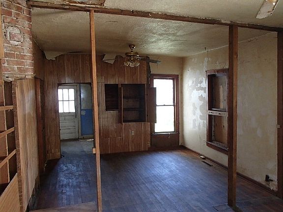 3rd image of 135 E 2nd St