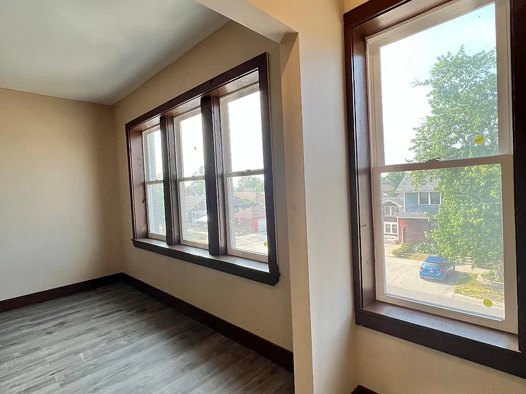 4302 Magoun Ave — Photo 2