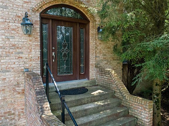 2nd image of 302 High Oaks Ct