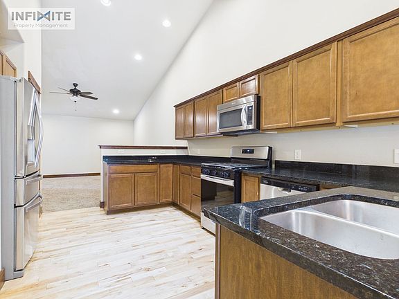 3rd image of 895 Longbow Ln APT B