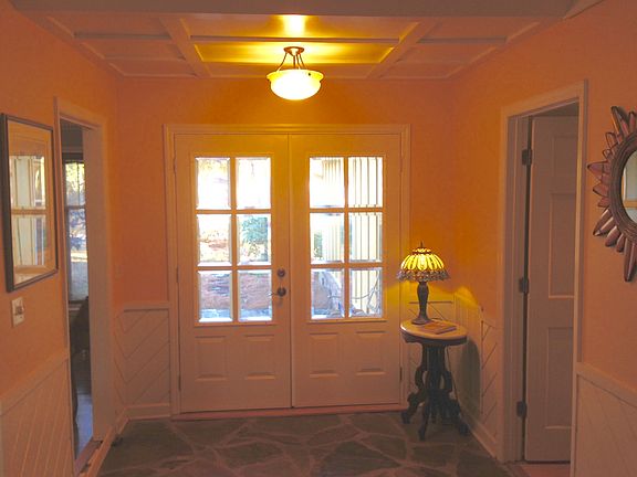Foyer w/panelled ceiling 