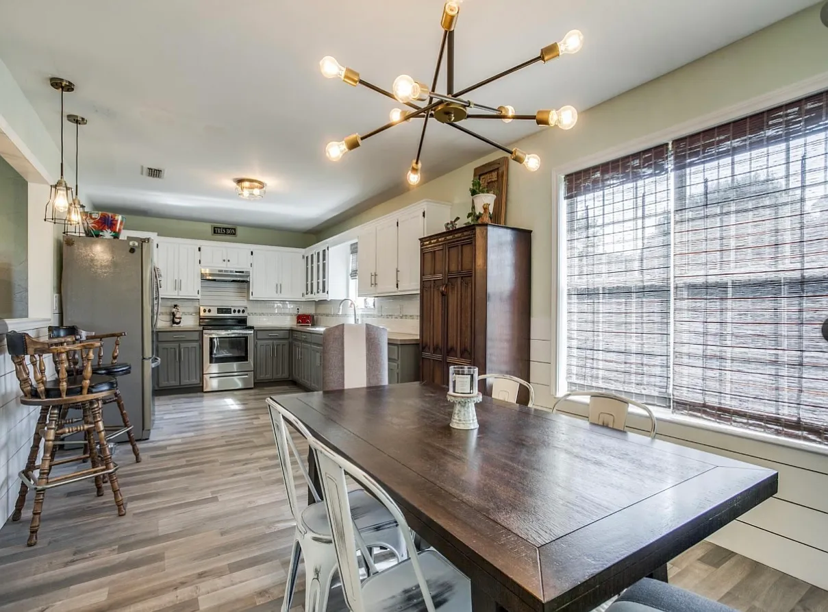 5 bed, 2330 sqft, $2,800 — Photo 3