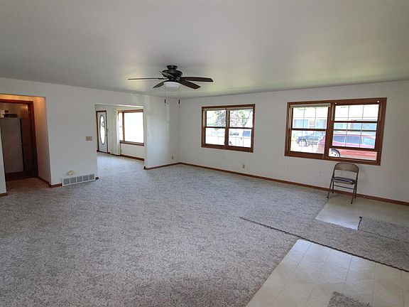 3rd image of 1410 E Grand Ave
