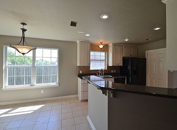 4th image of 203 Broken Arrow Dr