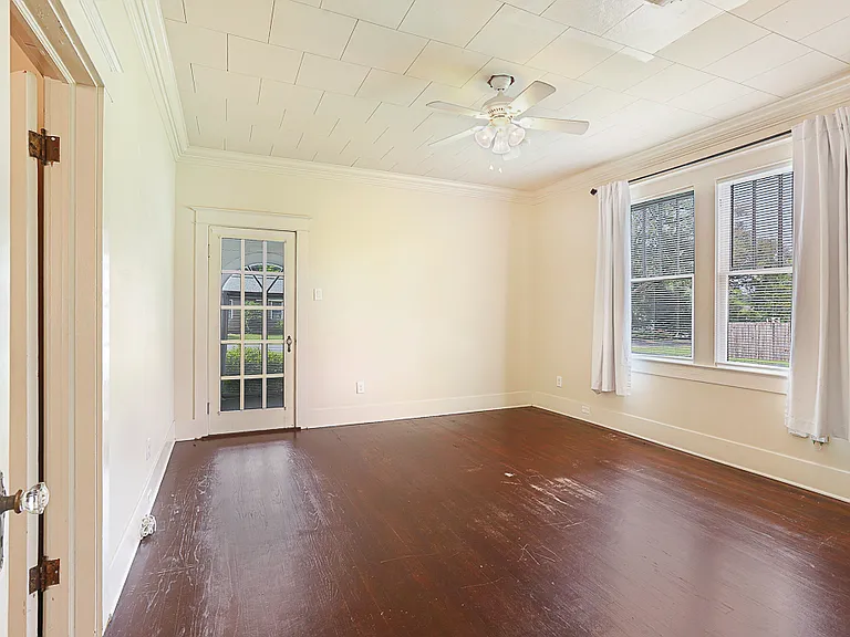 610 Avenue B — Photo 12