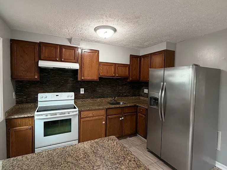 556 Burlington Ct — Photo 10