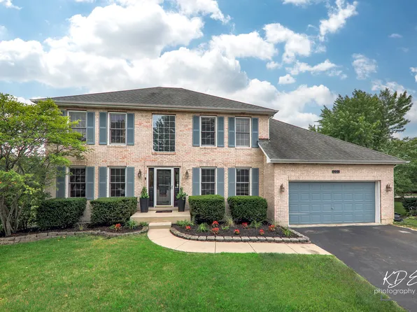 203 Goldenwood Ct, Aurora, IL 60502