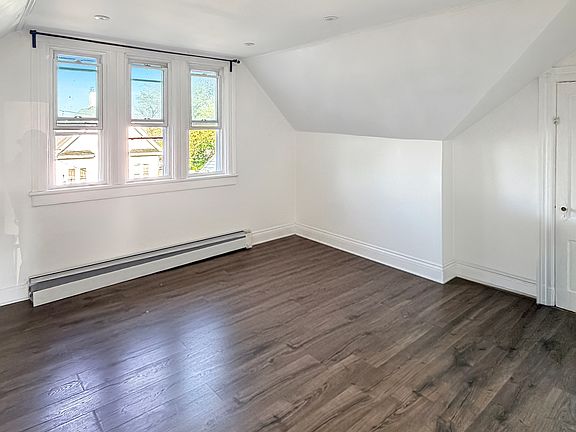 LIVING ROOM (UN-STAGED)
