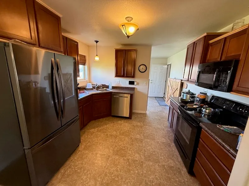 2 bed, 2.0 bath, 2696 sqft, $1,900 — Photo 4