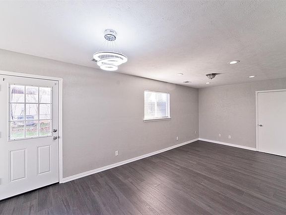 3rd image of 803 Fayette Dr