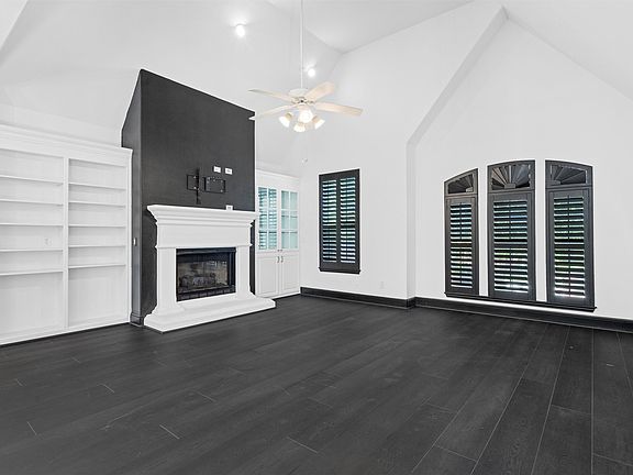 4th image of 4160 Towne Green Cir