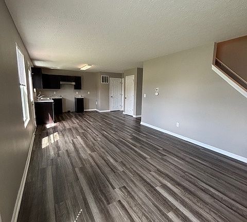 3rd image of 823 Prescot Cir