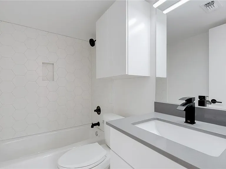 400 E 30th St #204 — Photo 14