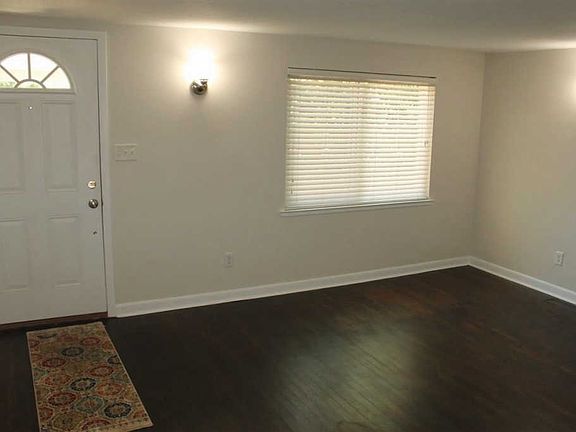 4th image of 3007 E Desoto St