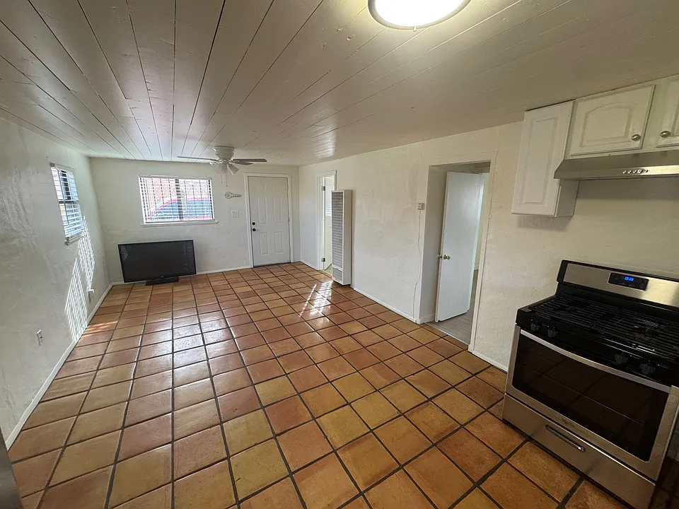 1812 Mann St #3