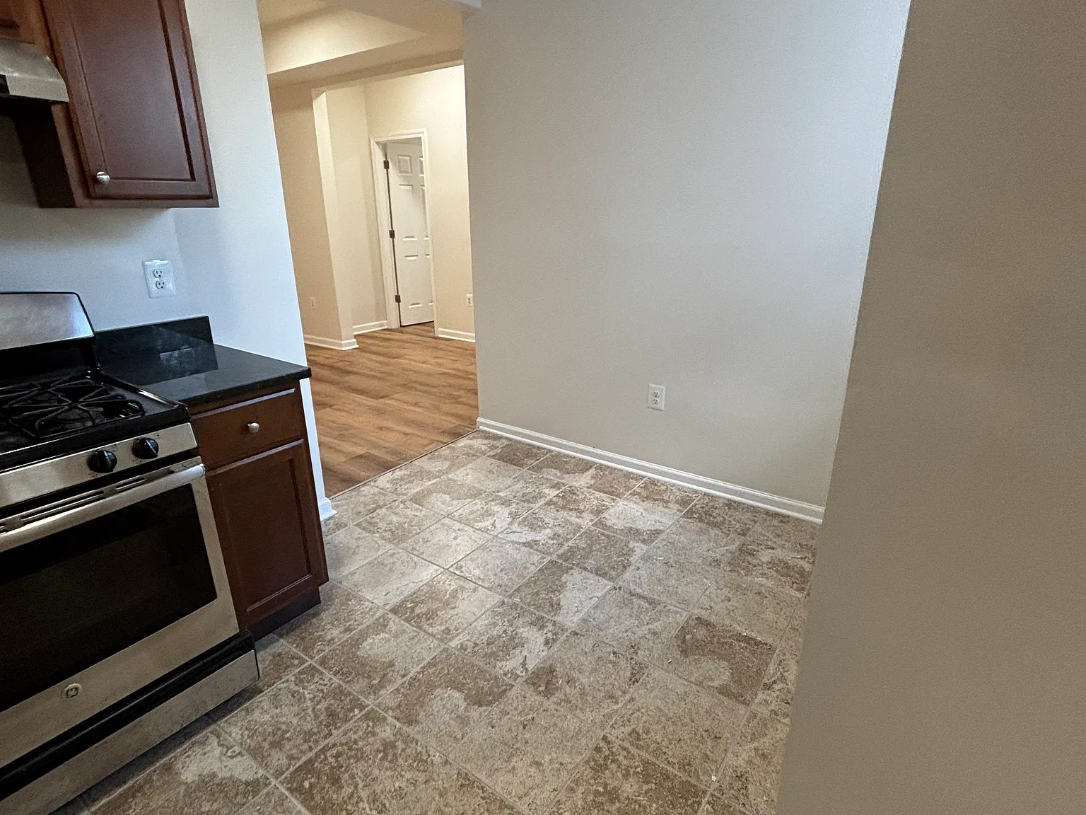 2 bed, 1000 sqft, $2,604 — Photo 4
