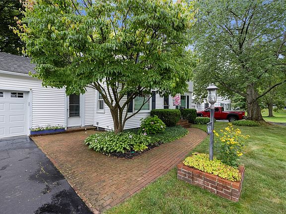 3rd image of 16 Oakcrest Dr