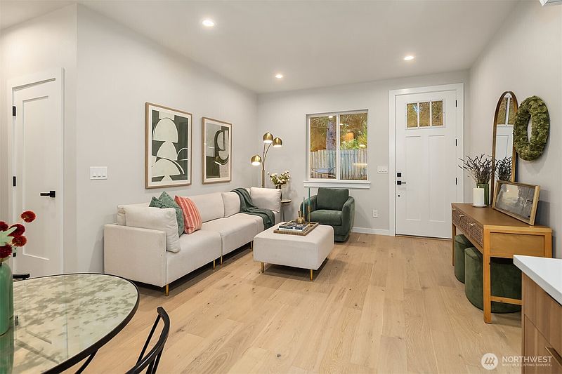 4th image of 10041 38th Avenue NE