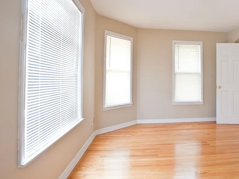 8/1-$1745 3 BR with Laundry, Upper Flat Close to Lakefront and UWM - 2431 N Farwell — Photo 11