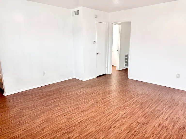 441 SW Thomas St #D — Photo 3
