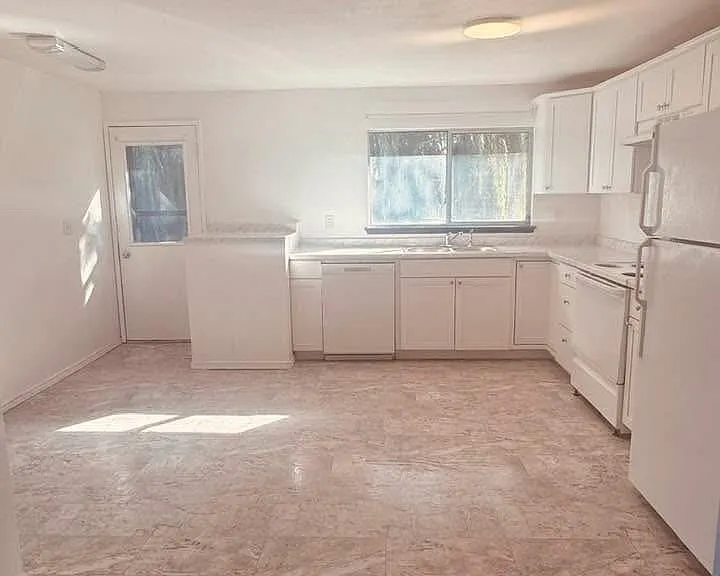 102 E Helena Ave — Photo 3