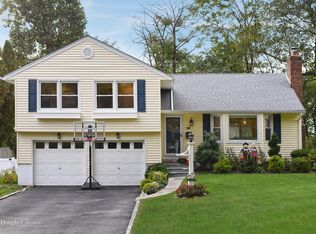 28 Ridge Dr, Port Washington, NY 11050