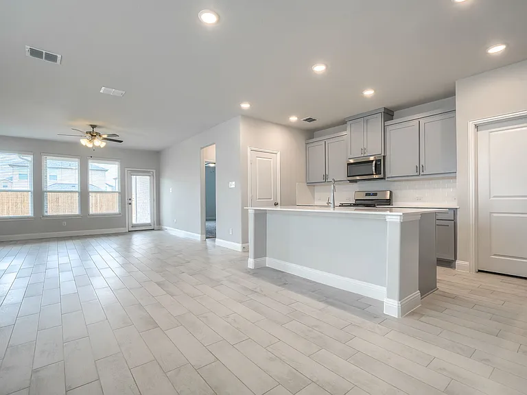 724 Portina Dr — Photo 4