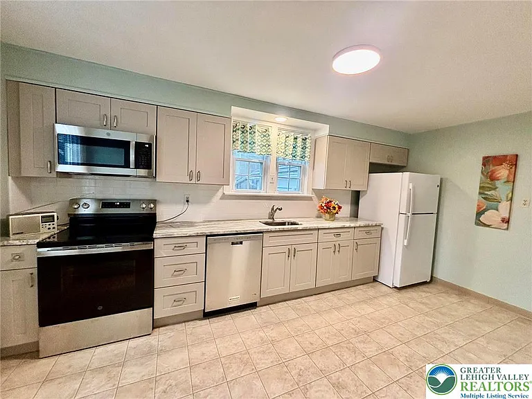 221 E Chestnut St — Photo 5