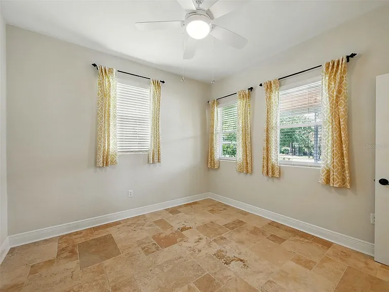 1426 Crestview Dr — Photo 21