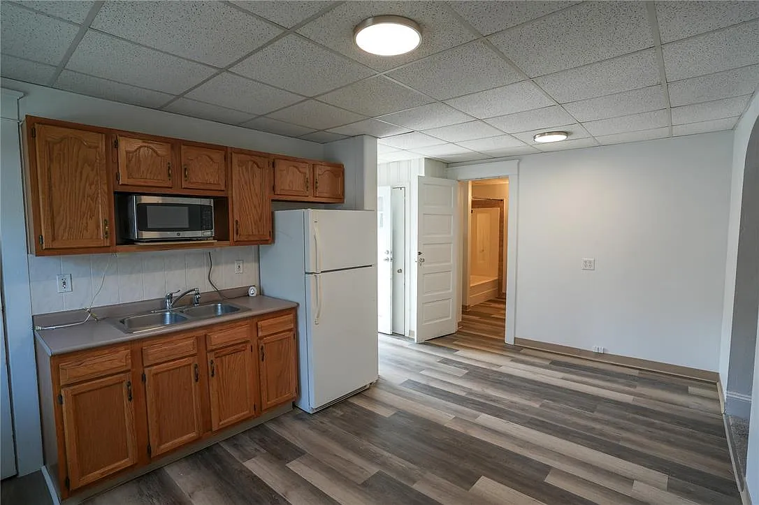 3 bed, 1.0 bath, 1300 sqft, $1,595 — Photo 4