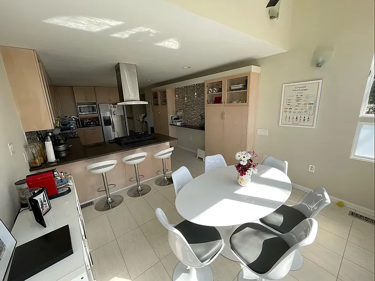 5201 Macarthur Ter NW — Photo 5