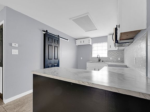 5th image of 112 E Peter St #1121