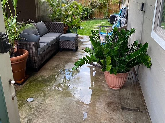 Private entry to Ohana unit. New outdoor couch. Two teak rockers and a table. .