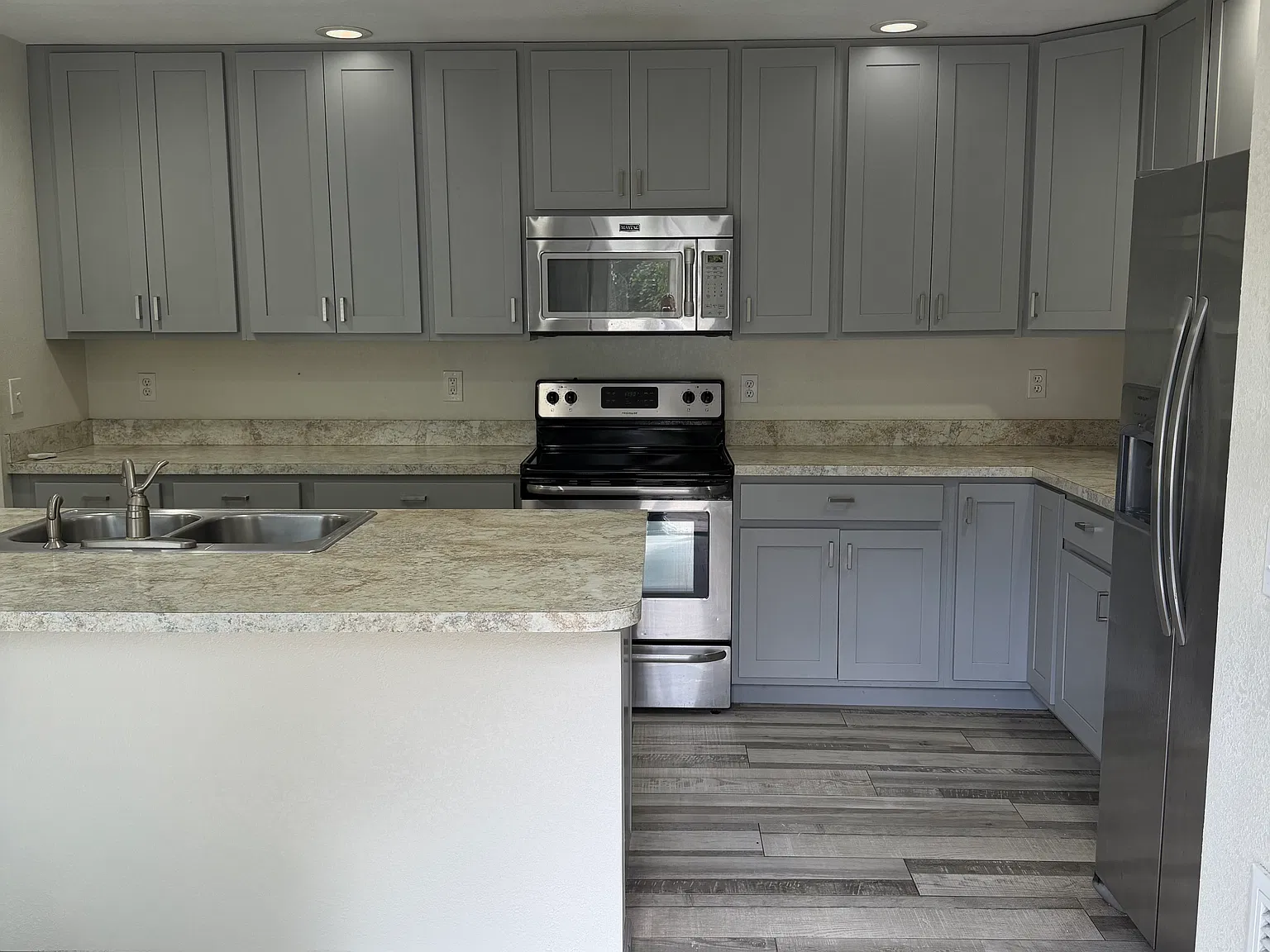 3 bed, 1000 sqft, $1,700 — Photo 2