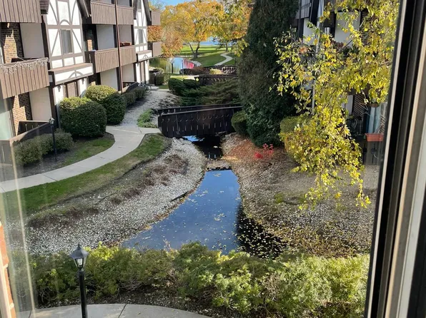 17 Crestview Ln Unit 5, Vernon Hills, IL 60061