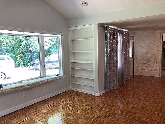 Family room, side entrance 