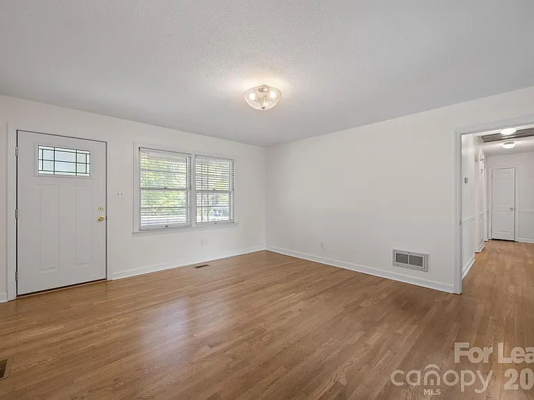 1502 Cloverdale Ln — Photo 18