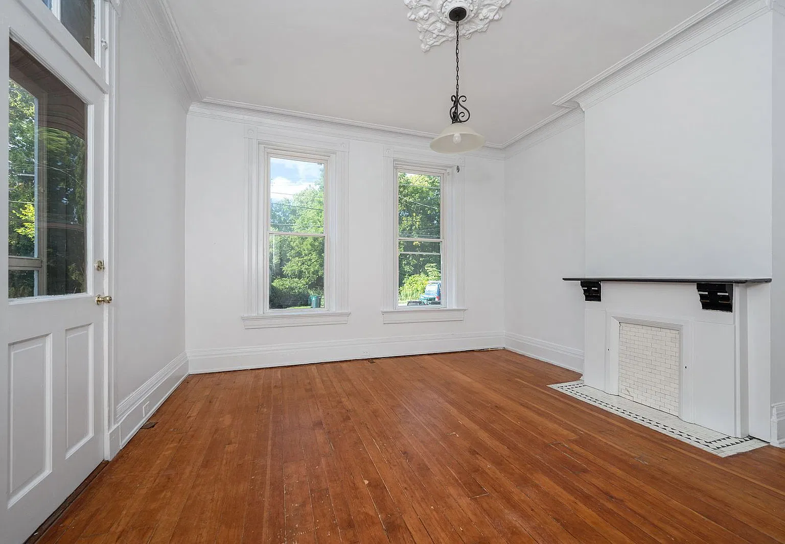 7 bed, 3.0 bath, 3200 sqft, $5,495 — Photo 3