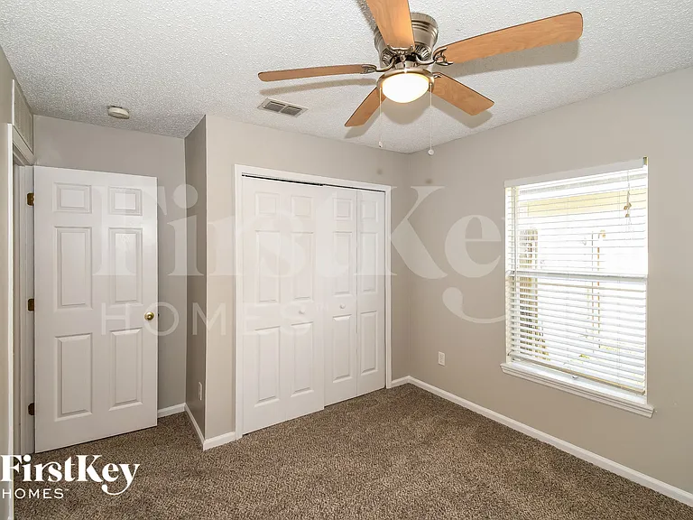 729 Mackenzie Cir — Photo 13