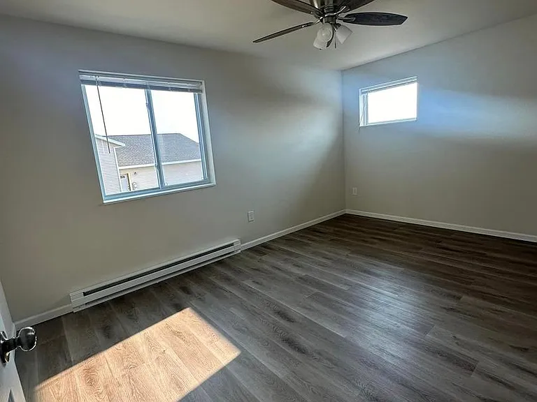 402 Brock Ave — Photo 4