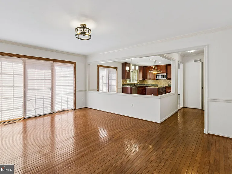 820 Chatsworth Dr — Photo 5