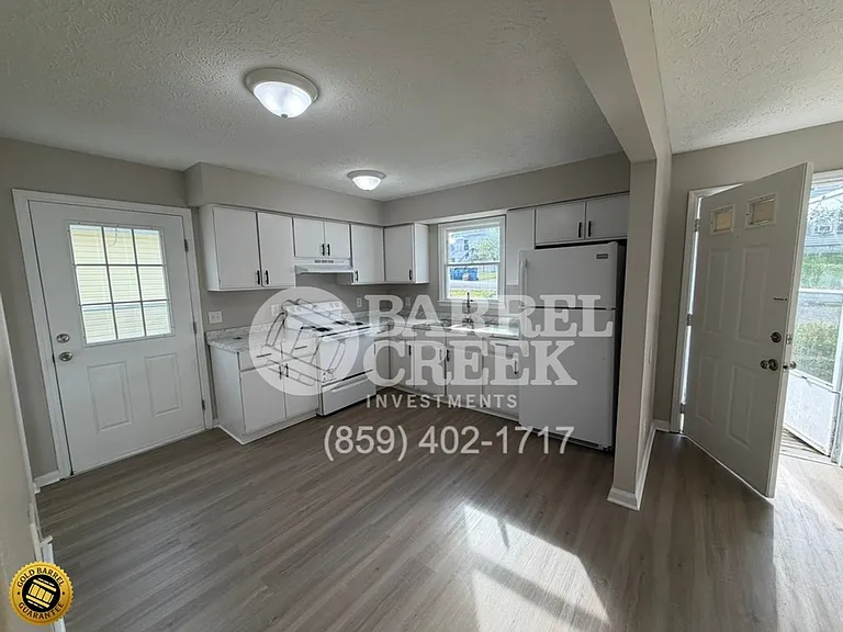 417 Earl St — Photo 2