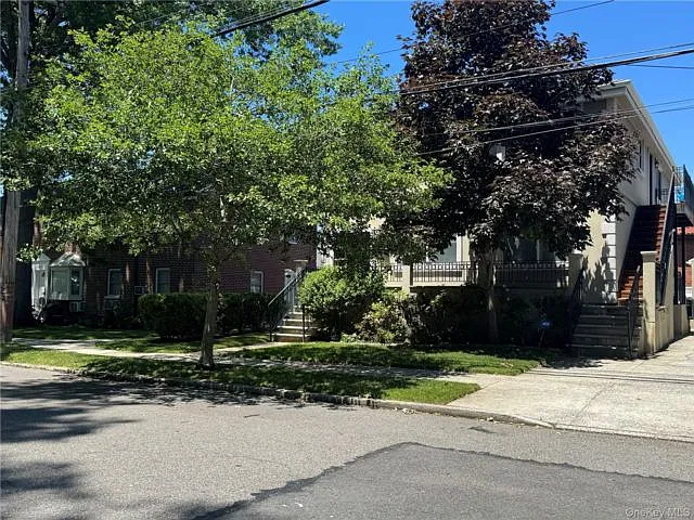3 bed, 2.0 bath, 1100 sqft, $3,800 — Photo 2