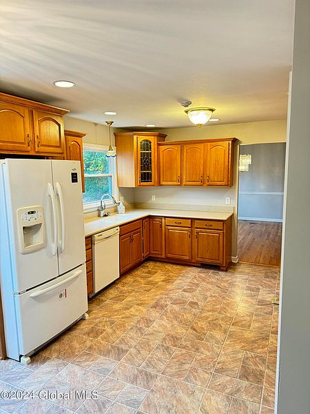 4th image of 140 Acorn Drive